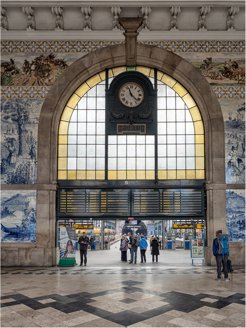 Eingangshalle mit Bahnsteig