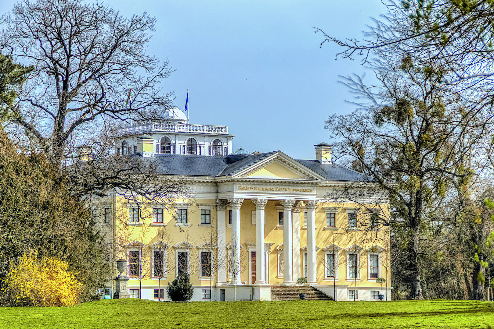 Eingangsportal Schloss / Wörlitzer Park