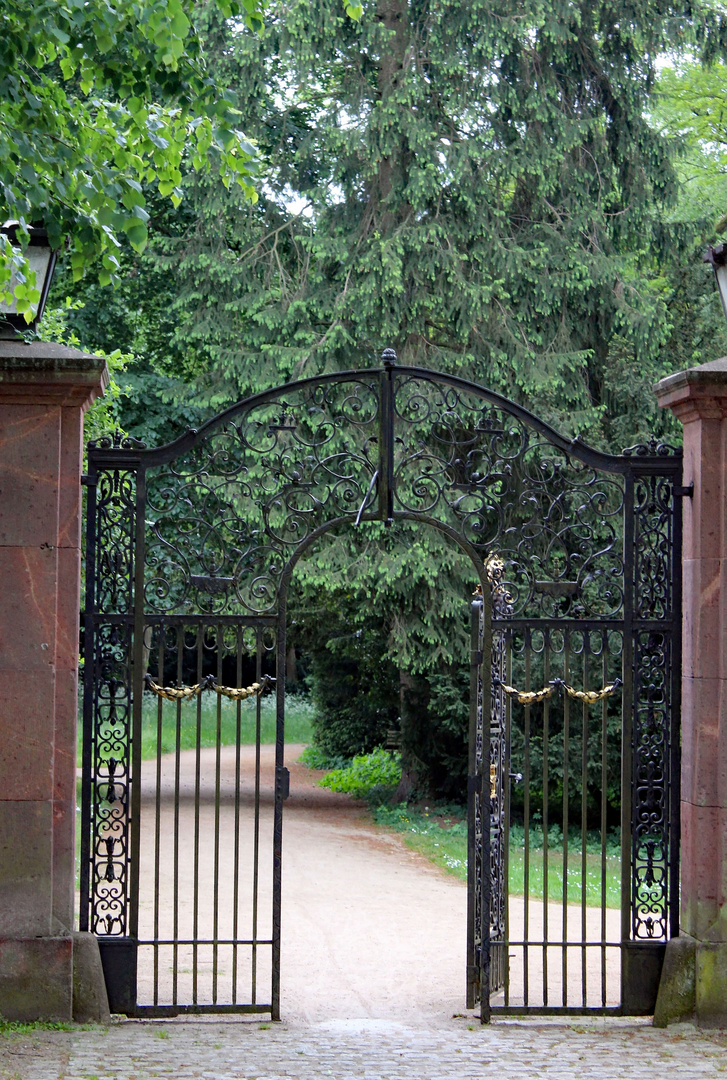 Eingangsportal zum Schloßpark