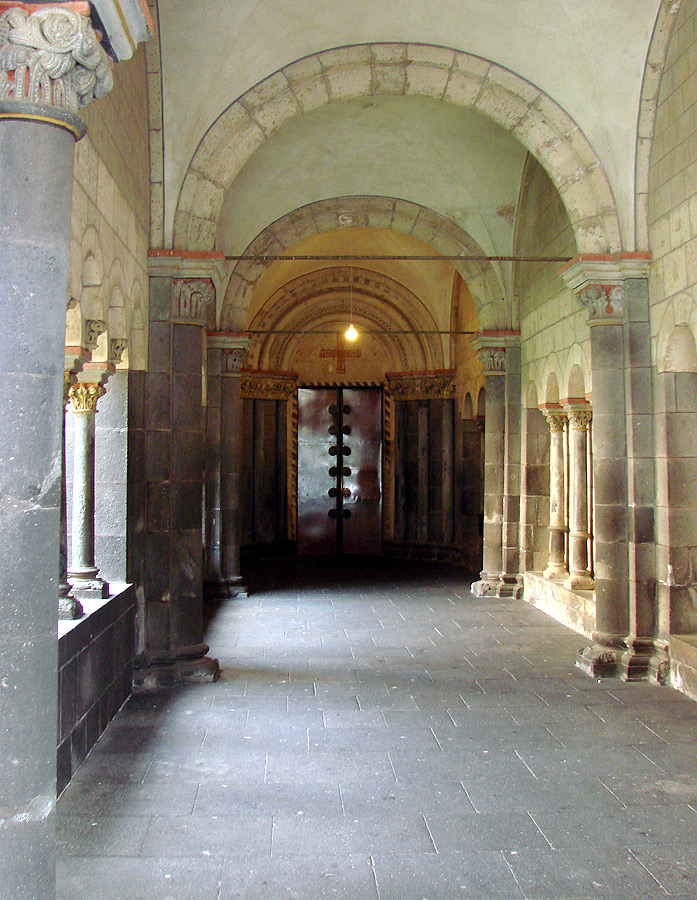 Eingangsportal zur Klosterkirche Maria Laach