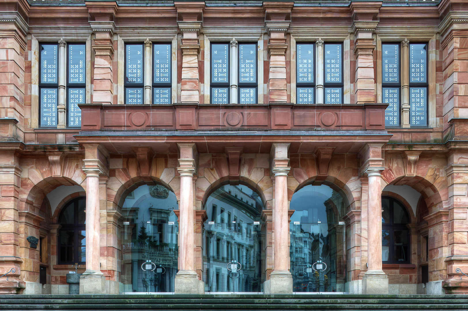 Eingangsportale (Söller) Rathaus, Wiesbaden