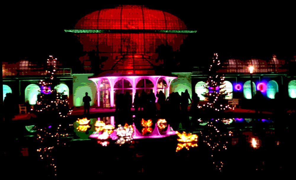 Eingangsschauhaus im Palmengarten Frankfurt beim Lichterfest 2023