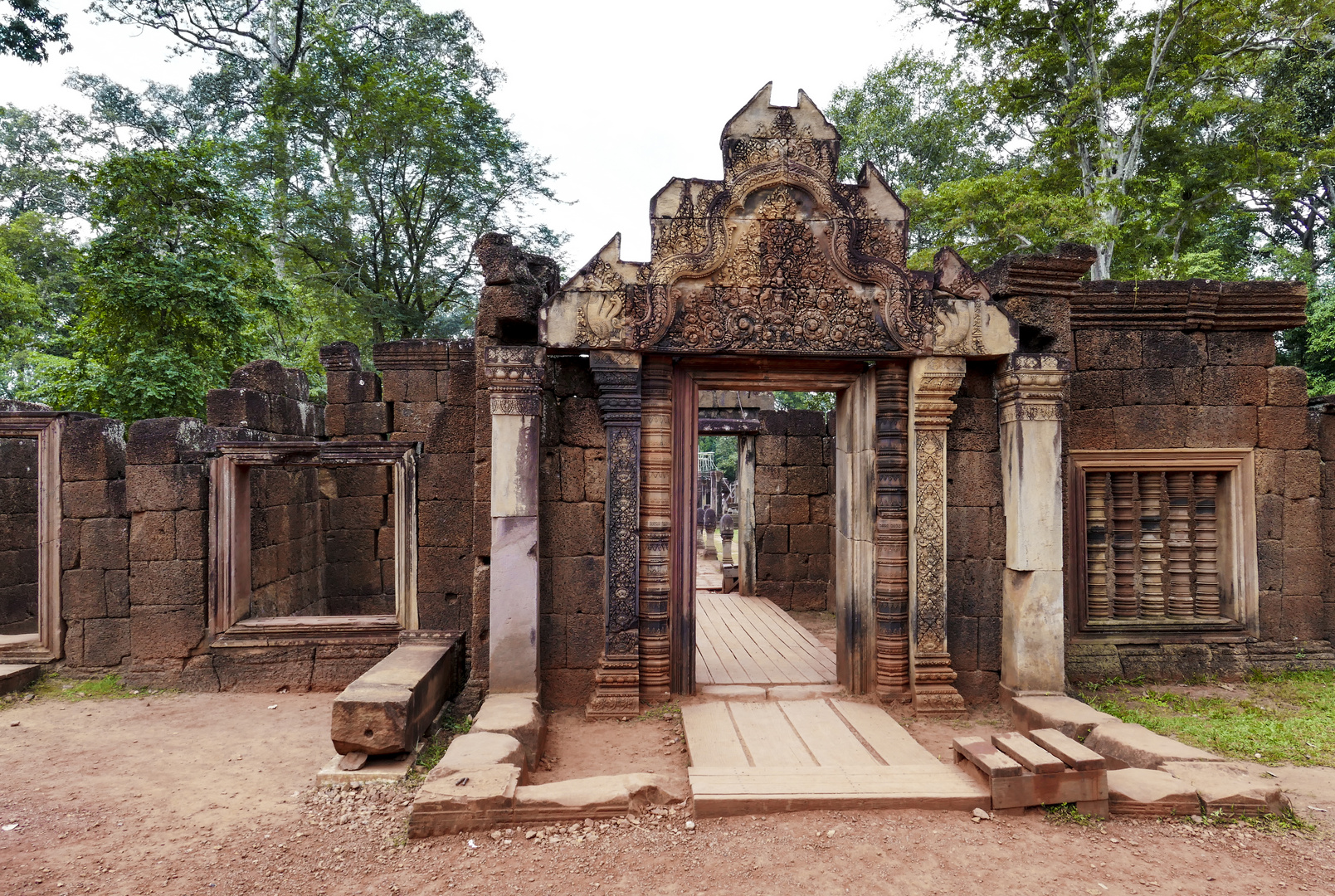 ...Eingangstor zum Banteay Srei Tempel...