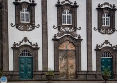 Eingangstür der  Igreja Matriz de São Jorge (Nordeste)