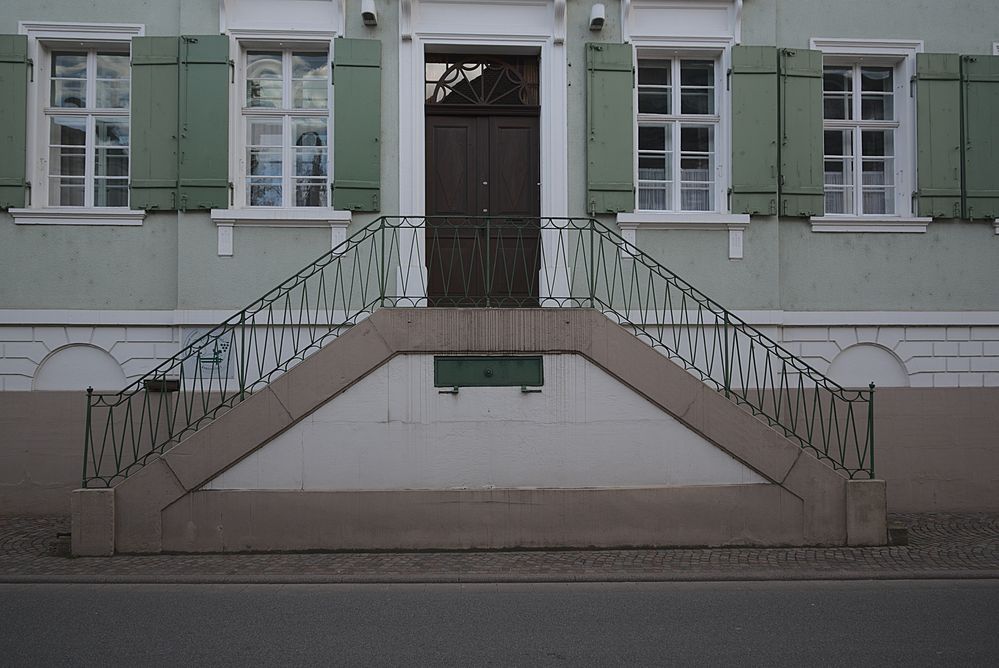 Eingangstür mit Doppeltreppe