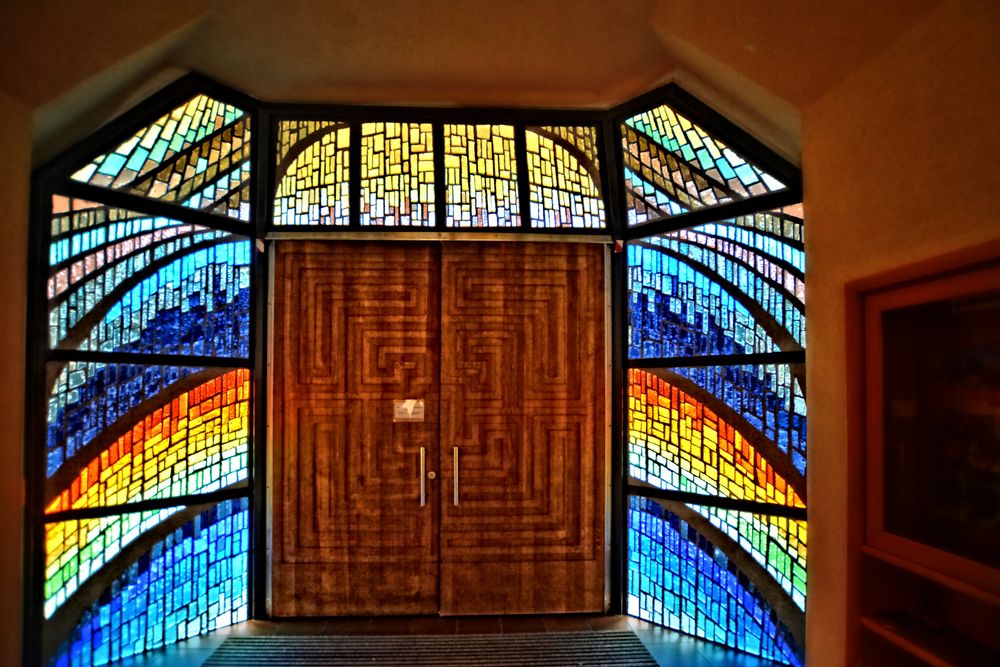 Eingangstür von "St. Bonifatius" in Leinefelde im Eichsfeld Foto & Bild |  architektur, regenbogen, motive Bilder auf fotocommunity