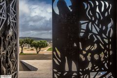 Eingangstür zur Kapelle von Monumento Cristo Rei Almada