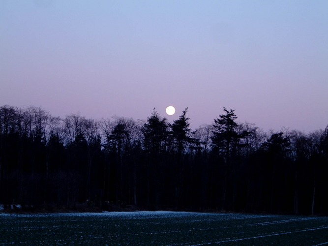 Eingebettet geht der Mond zur Ruh