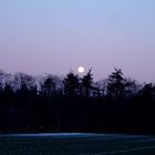 Eingebettet geht der Mond zur Ruh