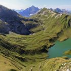 Eingebettet zwischen Fels- und steilen Grasflanken! 