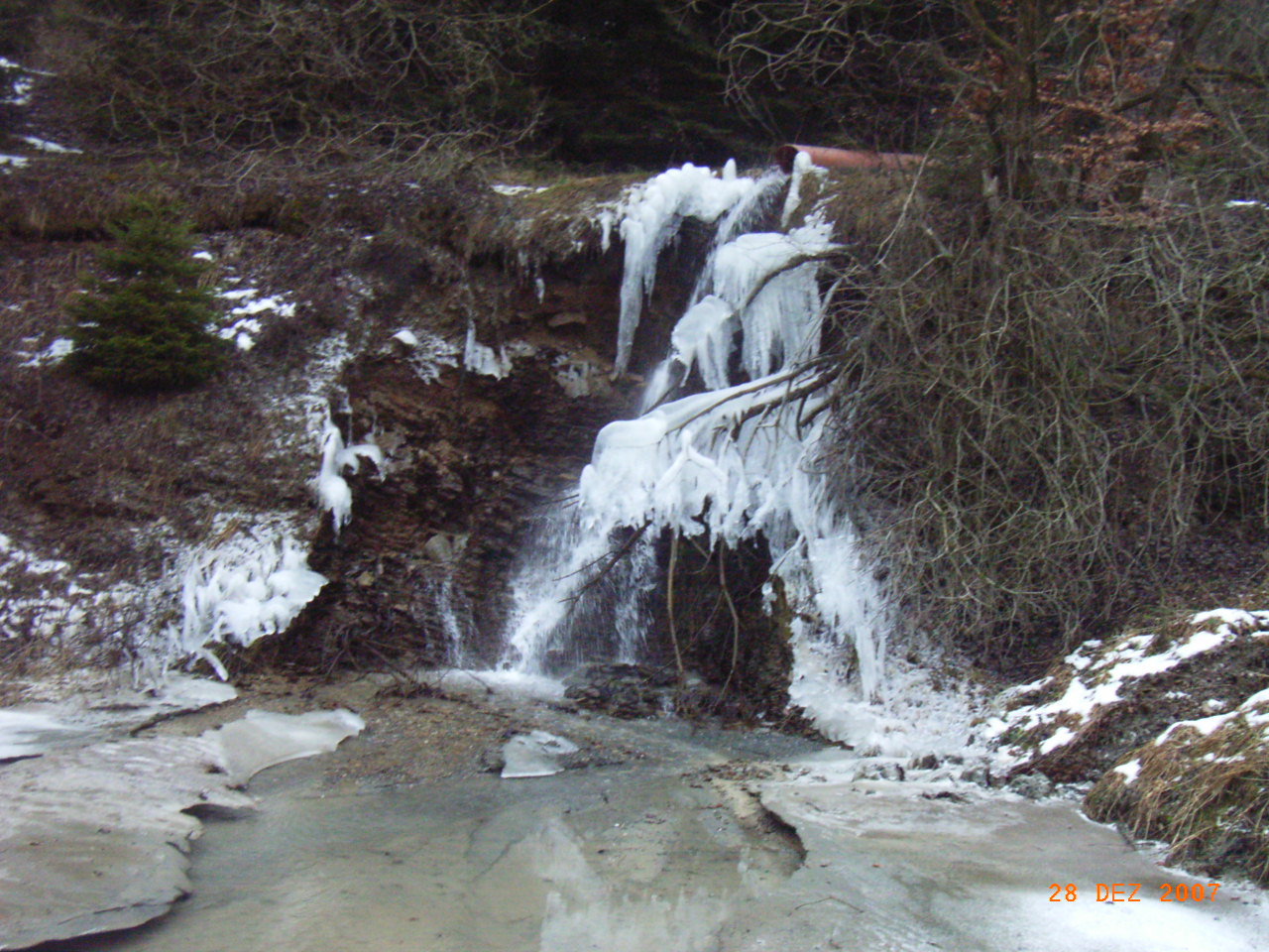 Eingefrorender Wasserfall