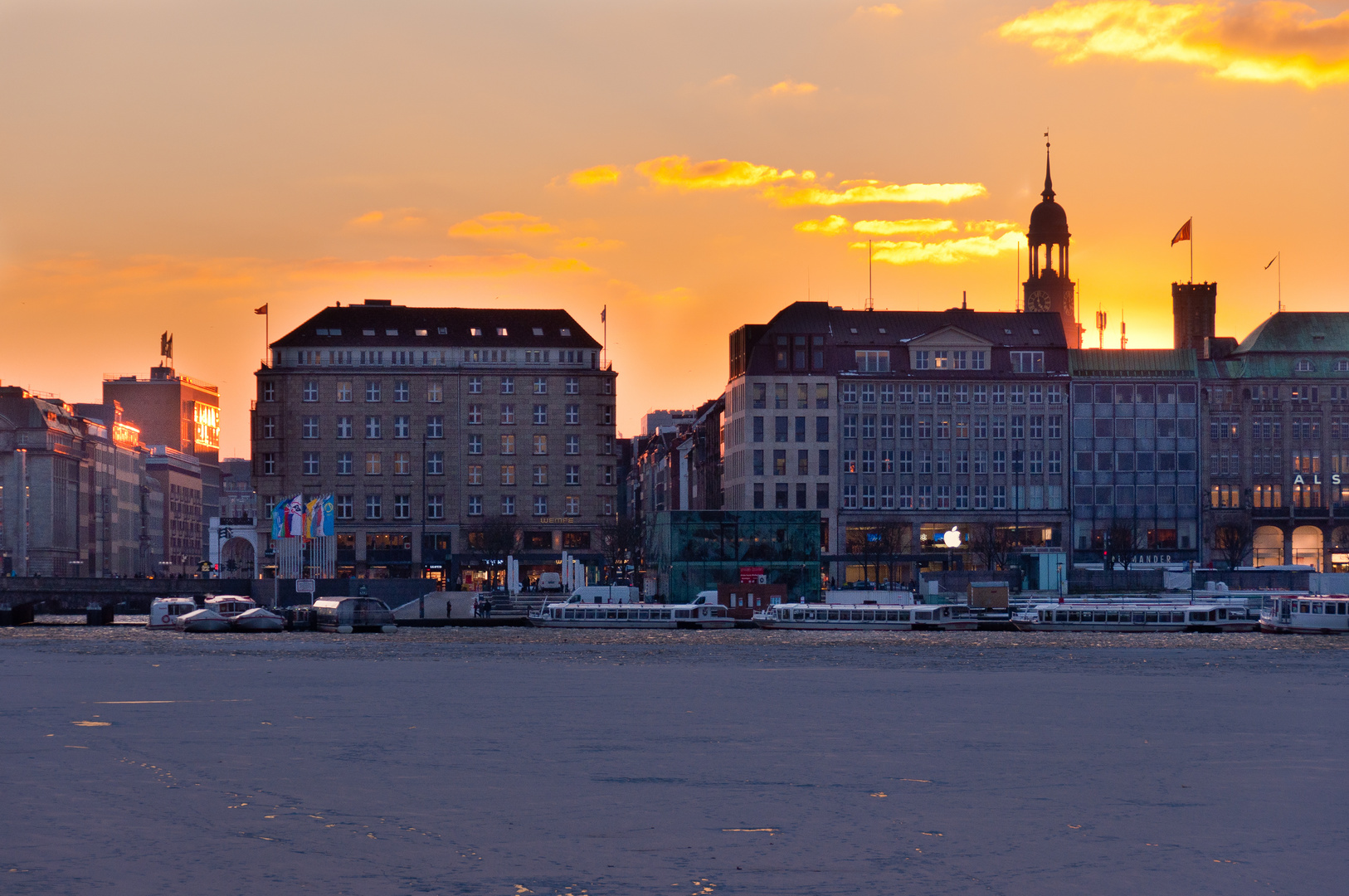 Eingefrorene Binnenalster in der Abenddämmerung