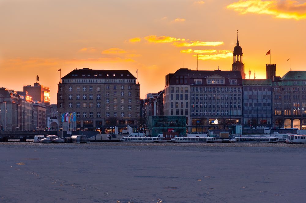 Eingefrorene Binnenalster in der Abenddämmerung