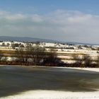 Eingefrorenes Leinerückhaltebecken mit Blick auf den Golfplatz Immensen/ Einbeck.