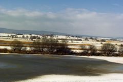 Eingefrorenes Leinerückhaltebecken mit Blick auf den Golfplatz Immensen/ Einbeck.