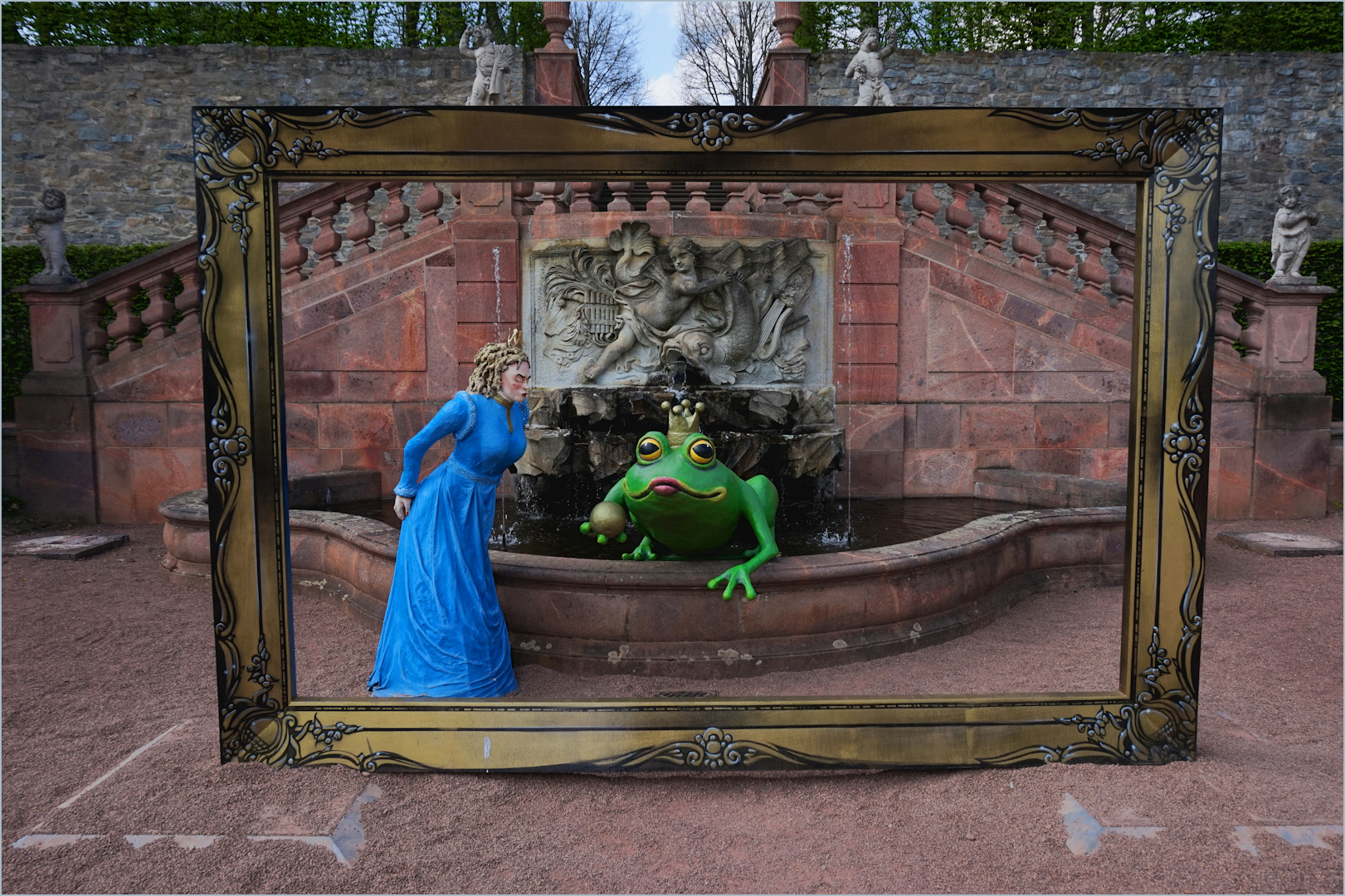 Eingerahmt: Froschkönig und Prinzessin im Schlosspark Lichtenwalde
