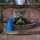 Eingerahmt: Froschkönig und Prinzessin im Schlosspark Lichtenwalde