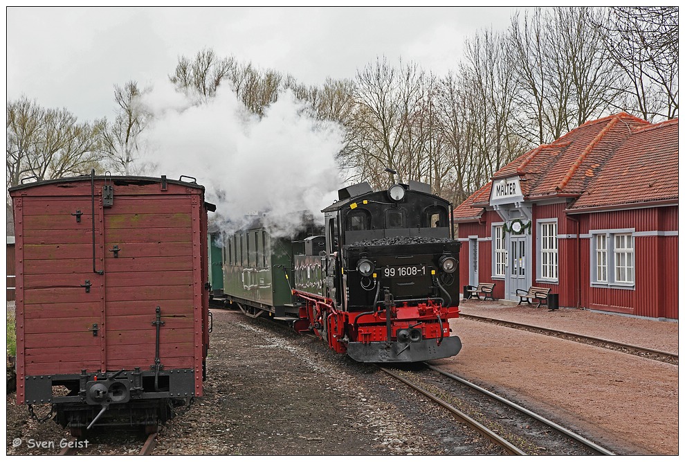 Eingerahmt von Güterwagen und Empfangsgebäude