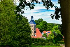 Eingerahmte Kirche