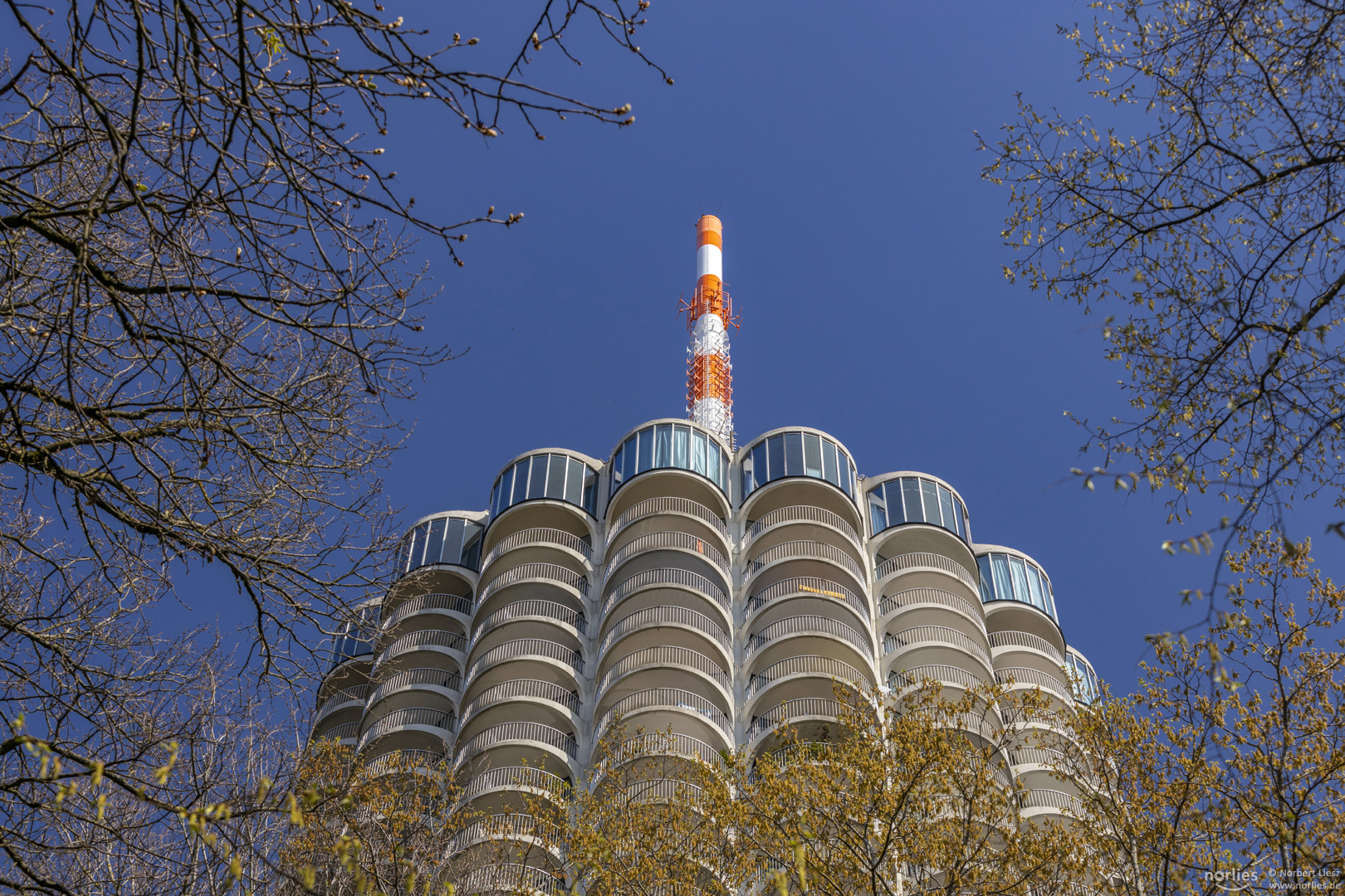 Eingerahmter Hotelturm