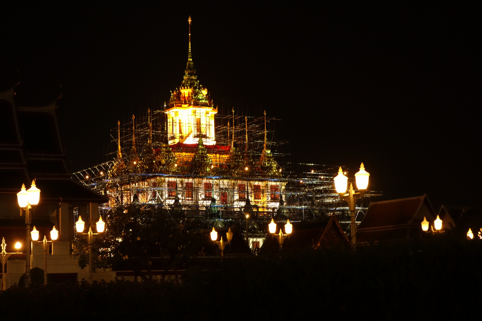 Eingerüsteter Tempel von Wat Thepthidaram bei Nacht