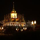 Eingerüsteter Tempel von Wat Thepthidaram bei Nacht