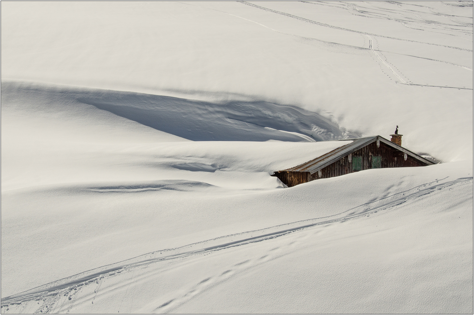 Eingeschneite Almhütte