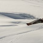 Eingeschneite Almhütte