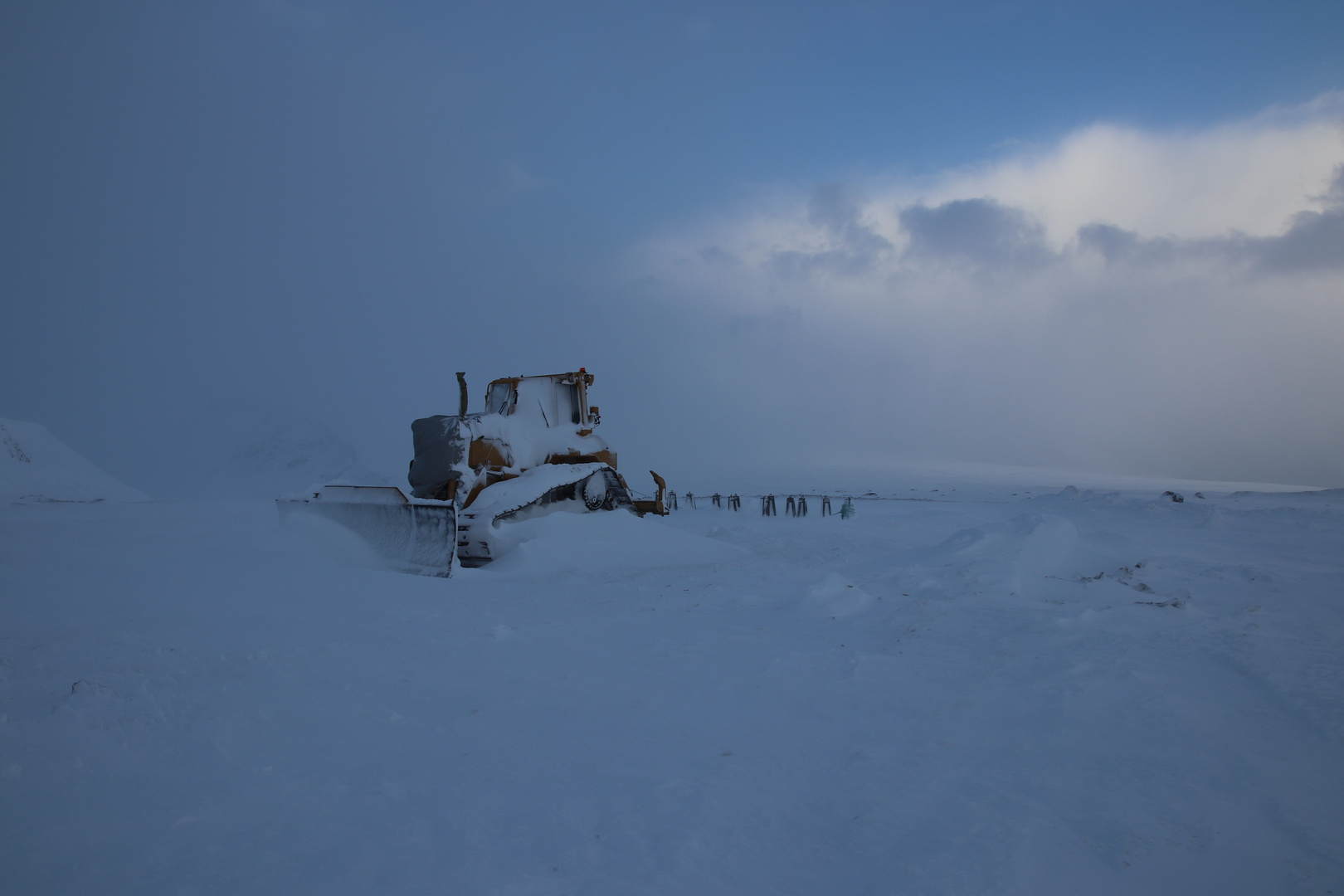 Eingeschneite Maschine am Langjökull Gletscher Base Camp