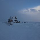 Eingeschneite Maschine am Langjökull Gletscher Base Camp