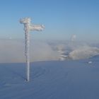 Eingeschneiter Wanderwegweiser