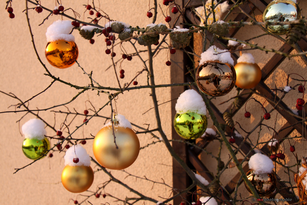 eingeschneiter Weihnatsschmuck im Garten - I