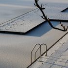 eingeschneites Futon im Freibad des Stadtparks