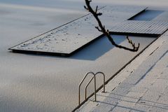 eingeschneites Futon im Freibad des Stadtparks