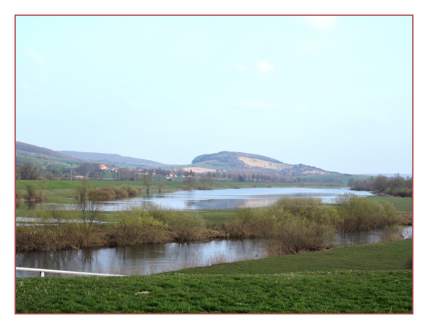 Eingestautes Wasser im Leinepolder bei Salzderhelden.