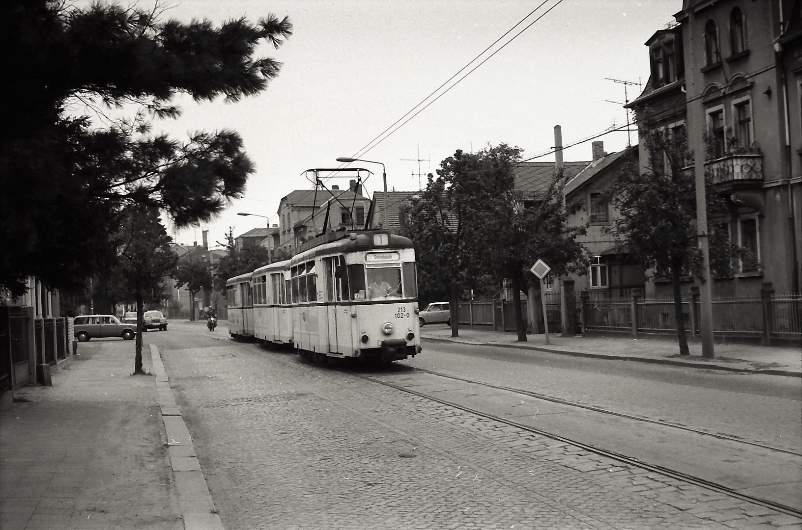 Eingleisig in der Dresdner Straße .