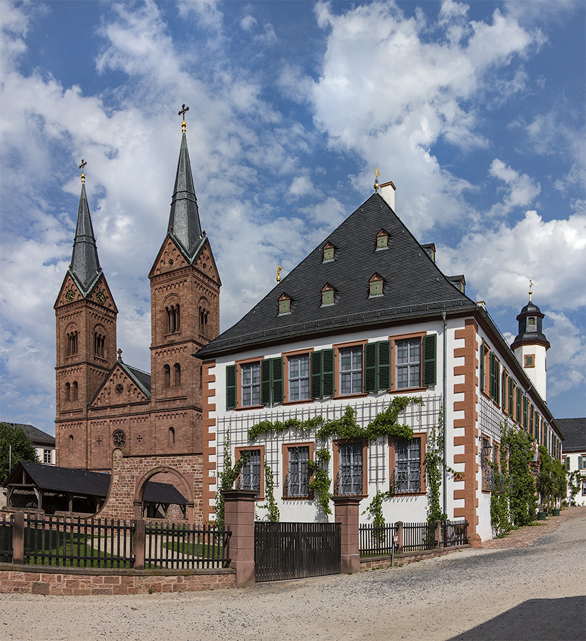 Einhard-Basilika Seligenstadt mit Klosteranlage