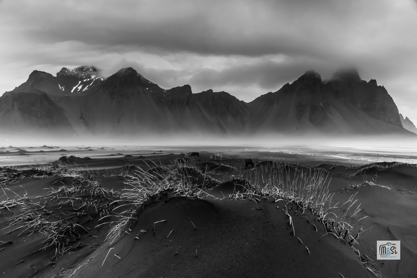 Einheimische auf schwarzem Sand