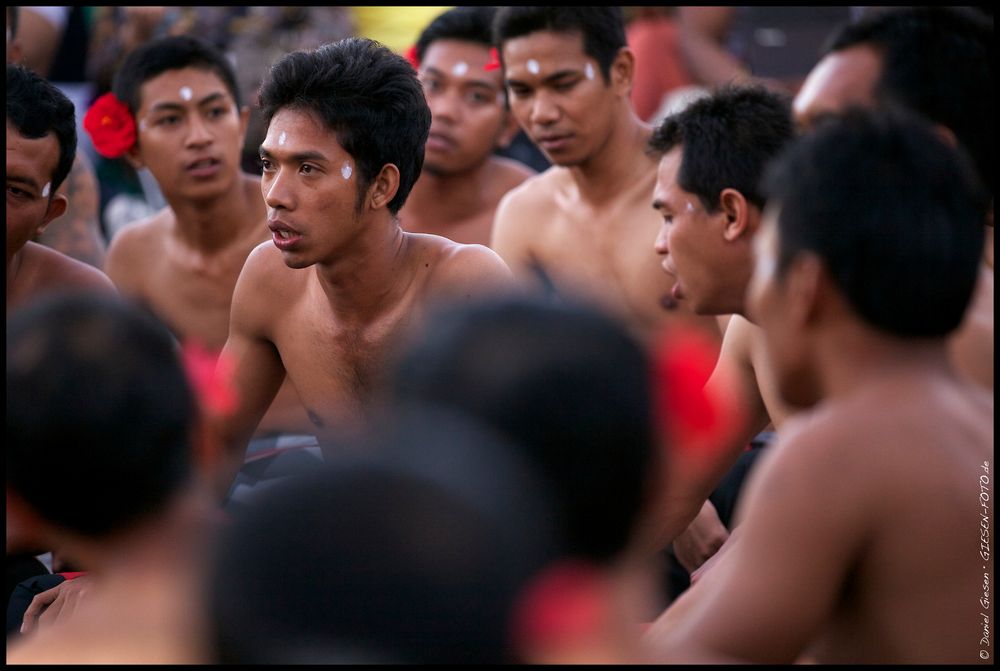 Einheimische beim traditionellen Kecak Tanz, Indonesien