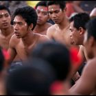 Einheimische beim traditionellen Kecak Tanz, Indonesien