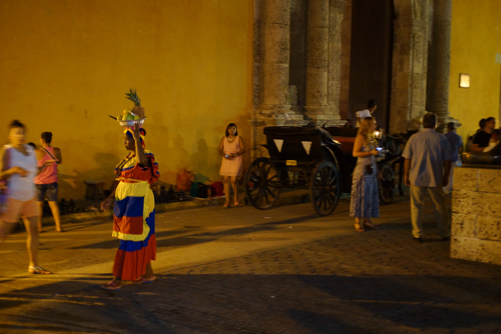 Einheimische Frau in den traditionellen kolumbianischen Farben
