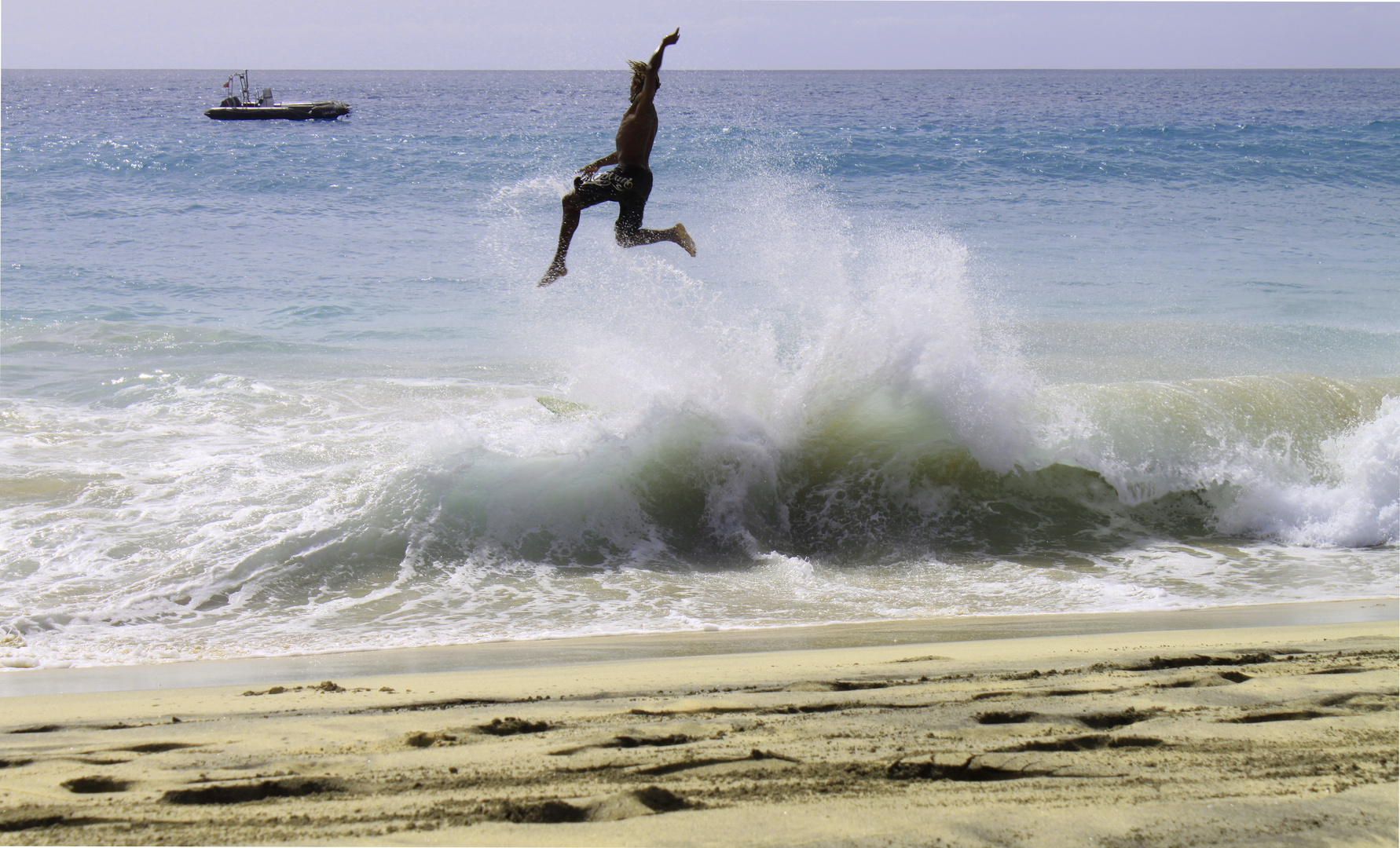 Einheimischer Surfer auf Sal/ Kap Verde