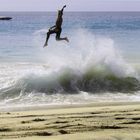 Einheimischer Surfer auf Sal/ Kap Verde