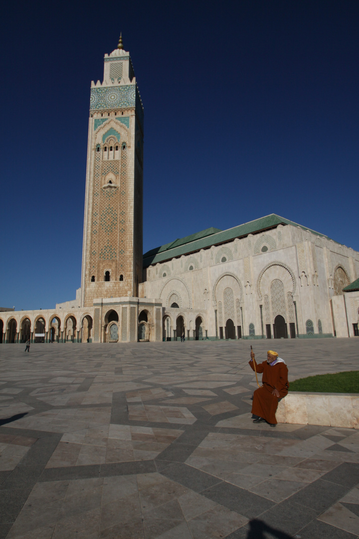 Einheimischer vor Moschee