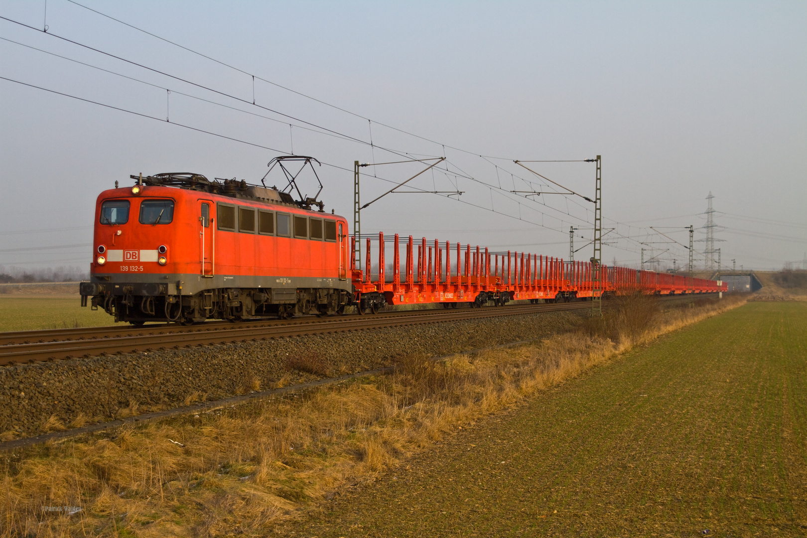 Einheitslok vor nagelneuen Wagen 