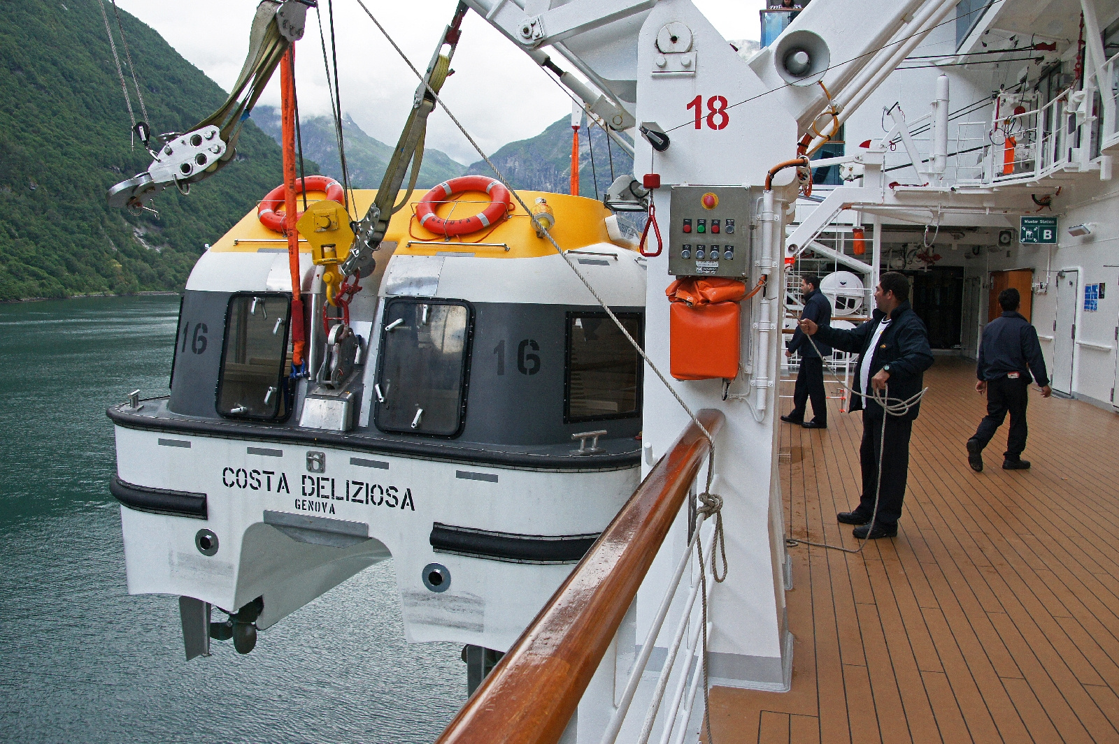 Einholen der Tender/Rettungsboote