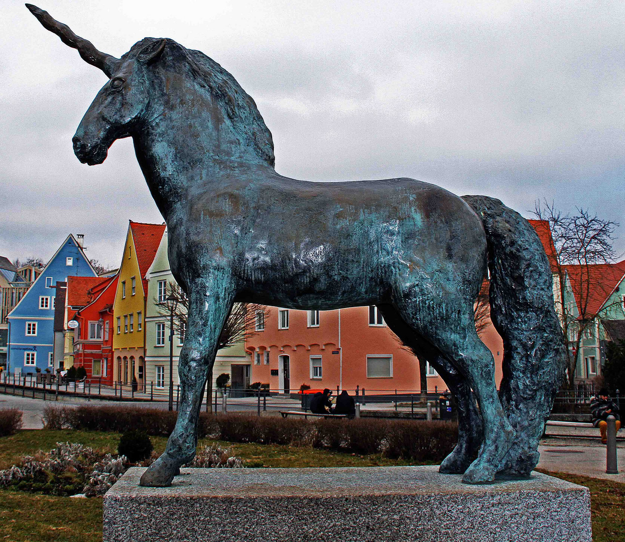 Einhorn-Statue vor der Memminger Frauenkirche