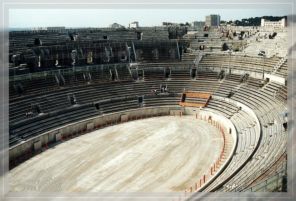 Einige Touristen im Amphietheater von Nimes...