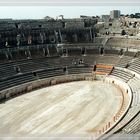 Einige Touristen im Amphietheater von Nimes...