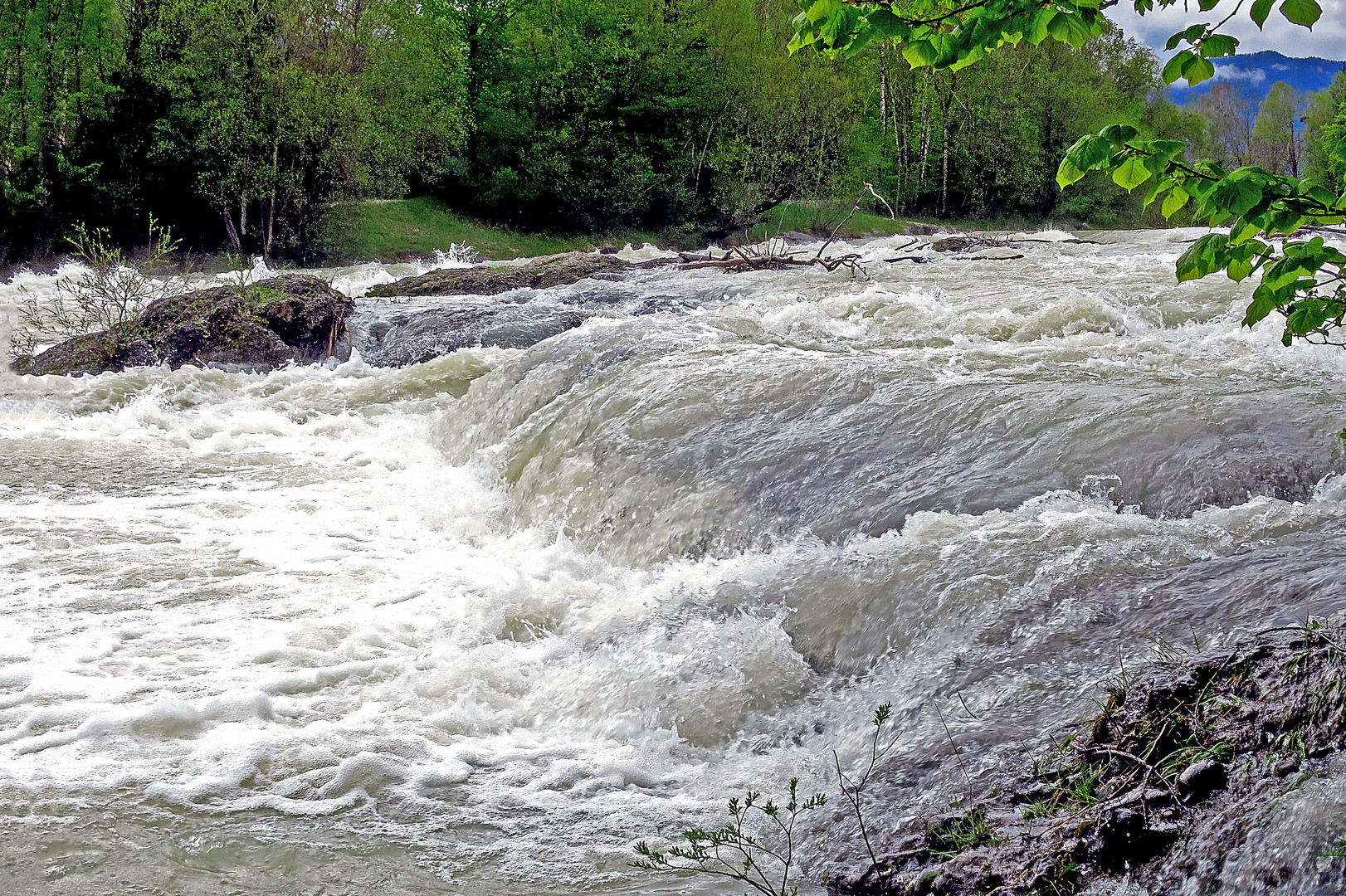 Einigermaßen friedlich fließt die Isar an Lenggries vorbei